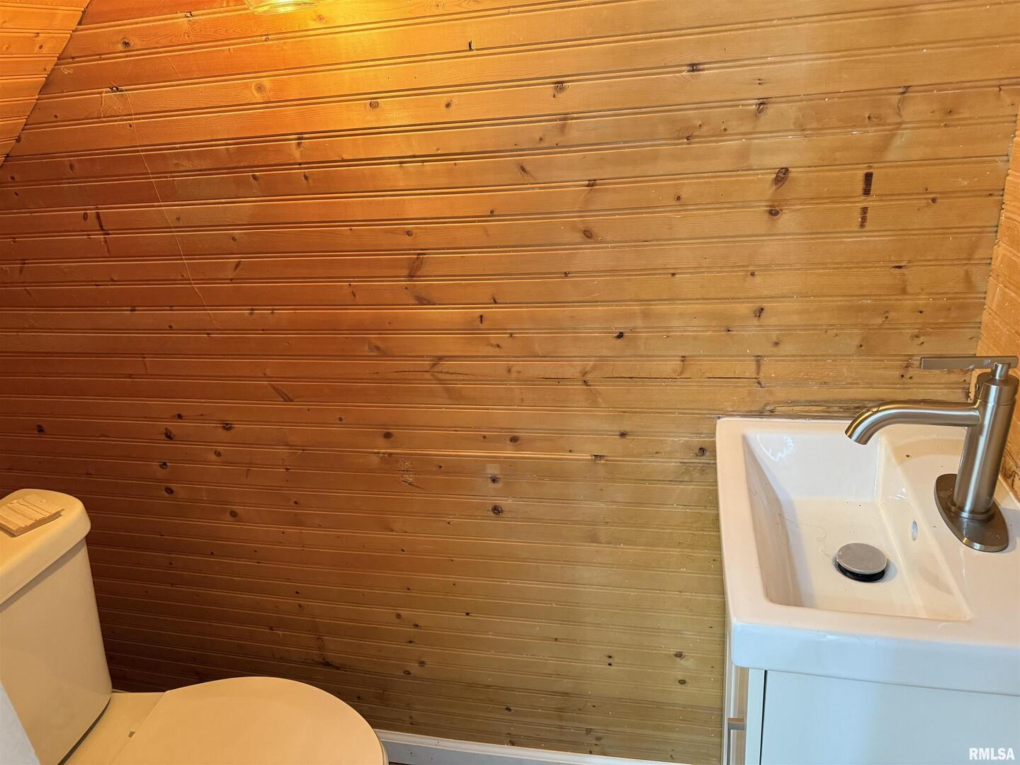 2104 Pershing Boulevard Clinton, IA 52732 - Photo 6 of 14 a bathroom with a toilet sink and a shower