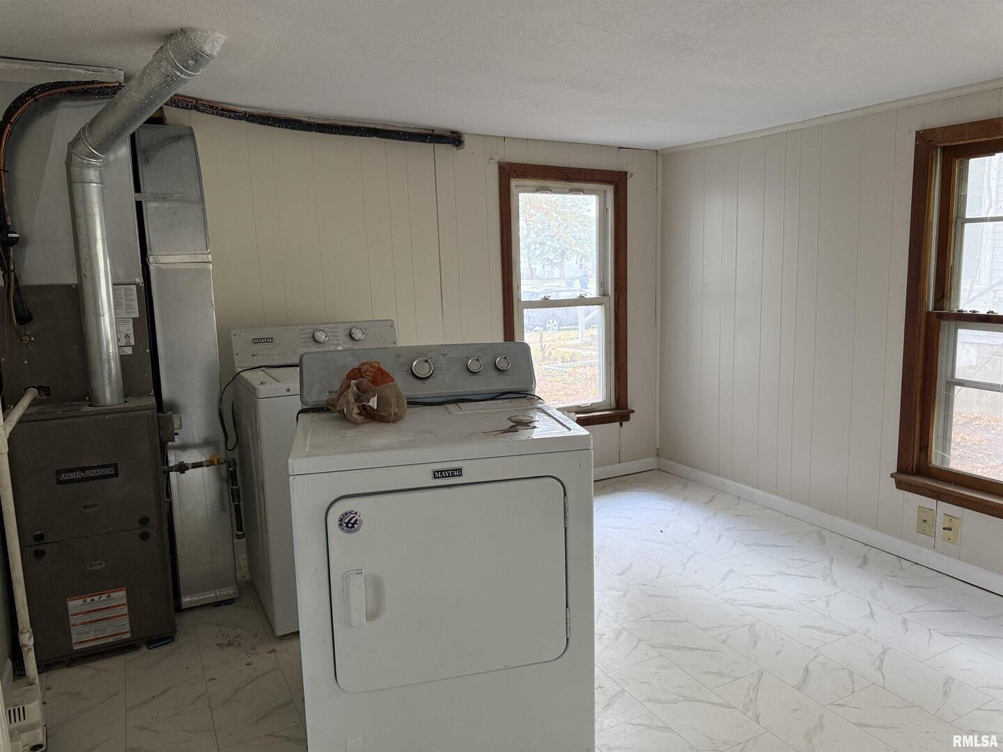 2104 Pershing Boulevard Clinton, IA 52732 - Photo 9 of 14 a utility room with closet dryer and washer