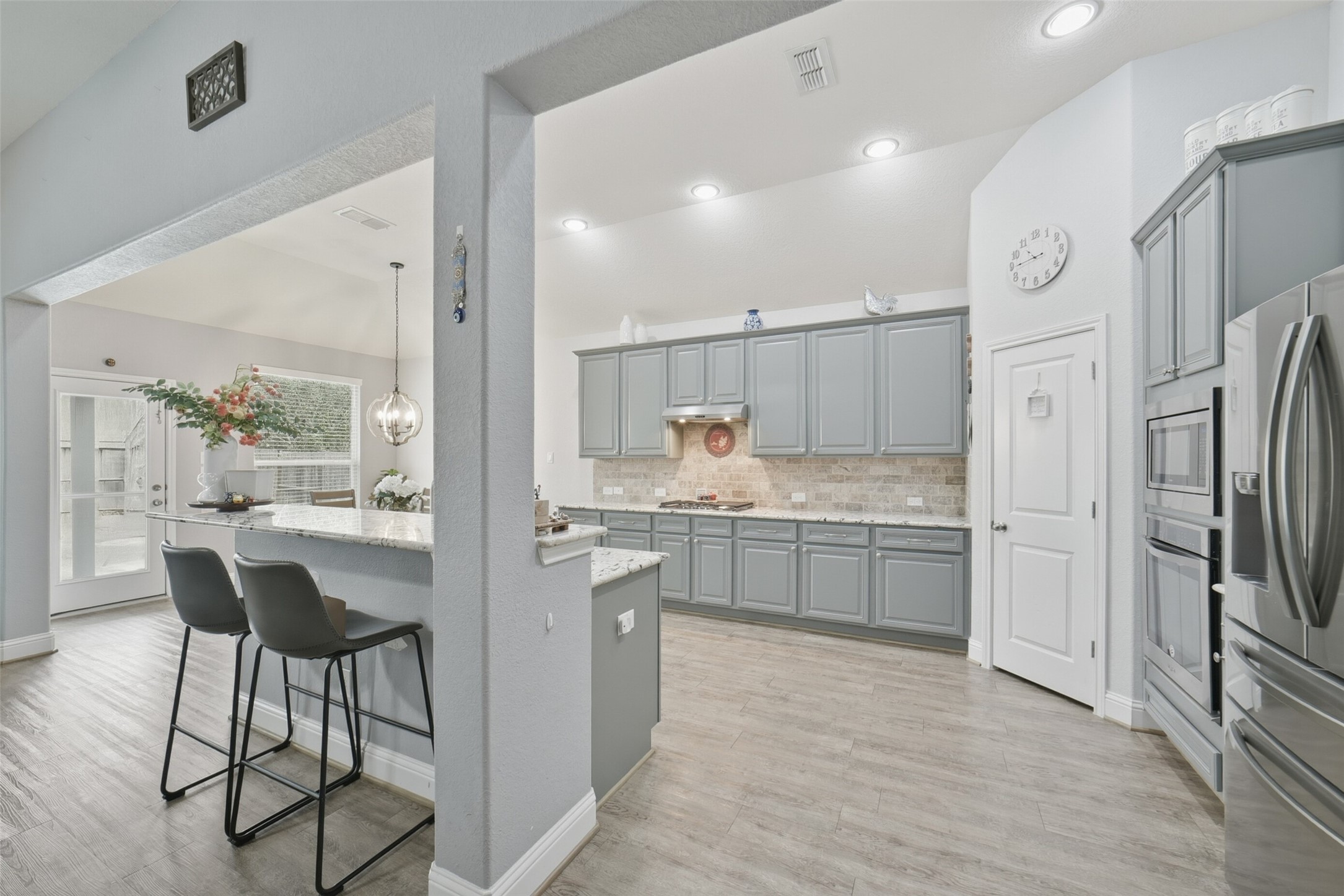 30014 Valley Terrace Drive Fulshear, TX 77406 - Photo 19 of 36 You can also enjoy fast meals at the eat-in breakfast bar!