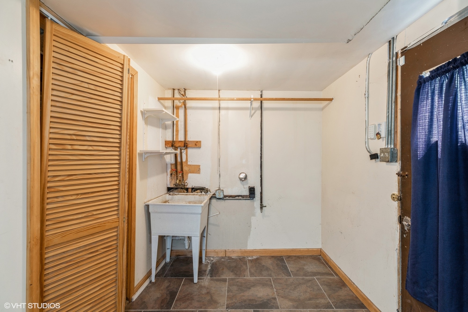18159 Ravisloe Terrace Country Club Hills, IL 60478 - Photo 14 of 19 a bathroom with a sink and a mirror