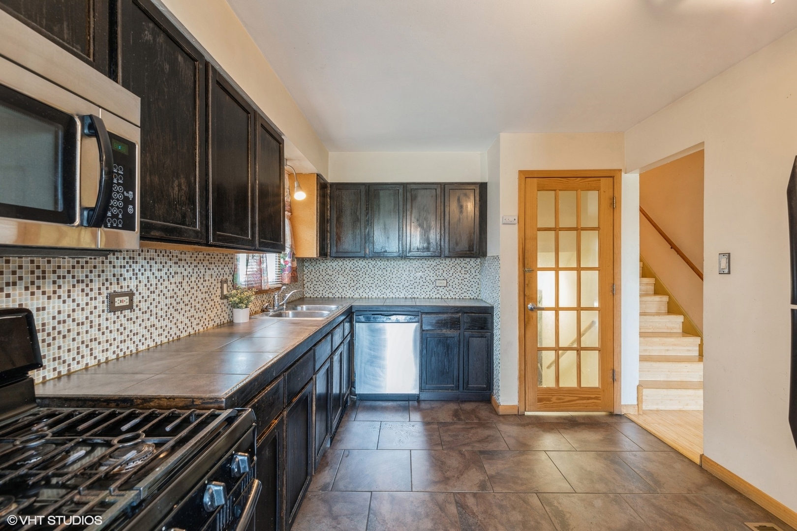 18159 Ravisloe Terrace Country Club Hills, IL 60478 - Photo 4 of 19 a kitchen with a stove and a sink