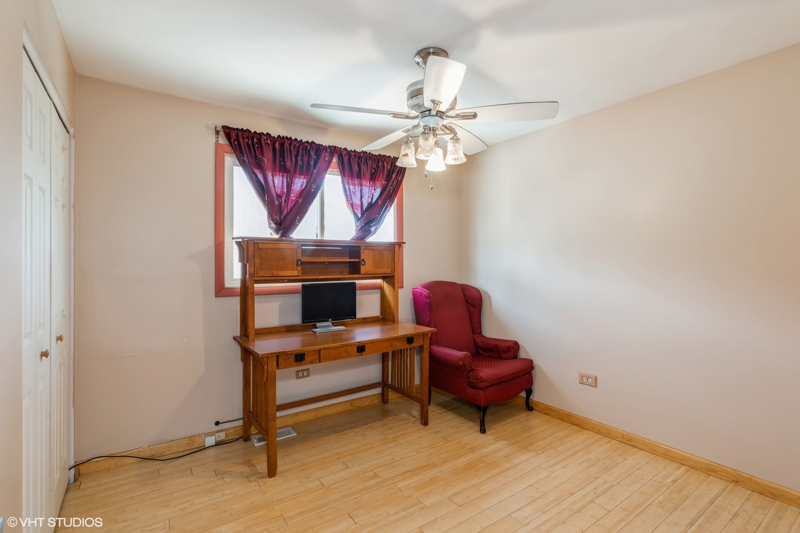 18159 Ravisloe Terrace Country Club Hills, IL 60478 - Photo 8 of 19 a living room with furniture and a chandelier