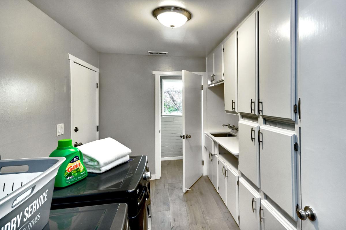 20421 Hunter's Hill Road San Jose, CA 95120 - Photo 38 of 50 a kitchen with a table and chairs
