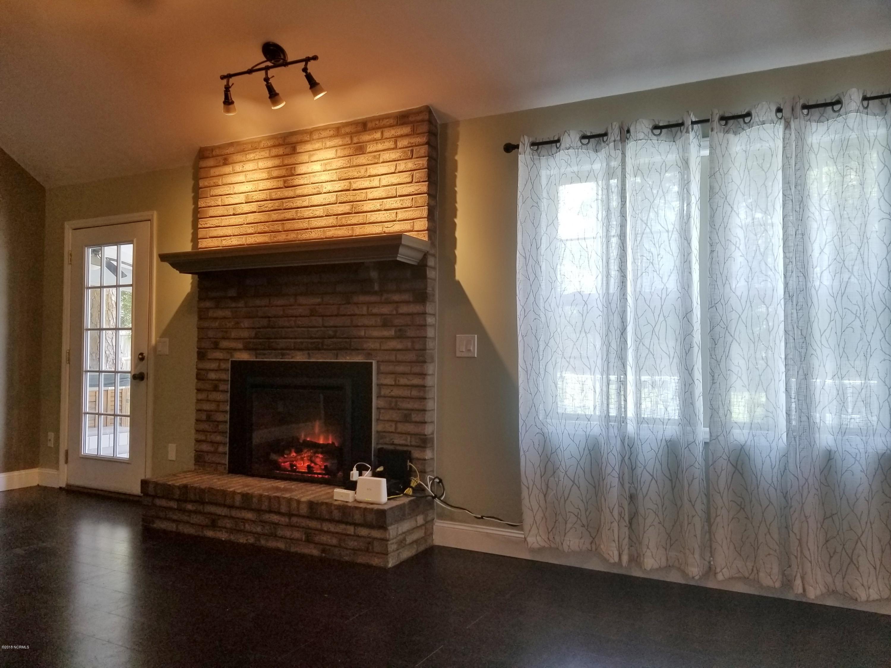 1700 Field View Road Wilmington, NC 28411 - Photo 3 of 24 Fireplace