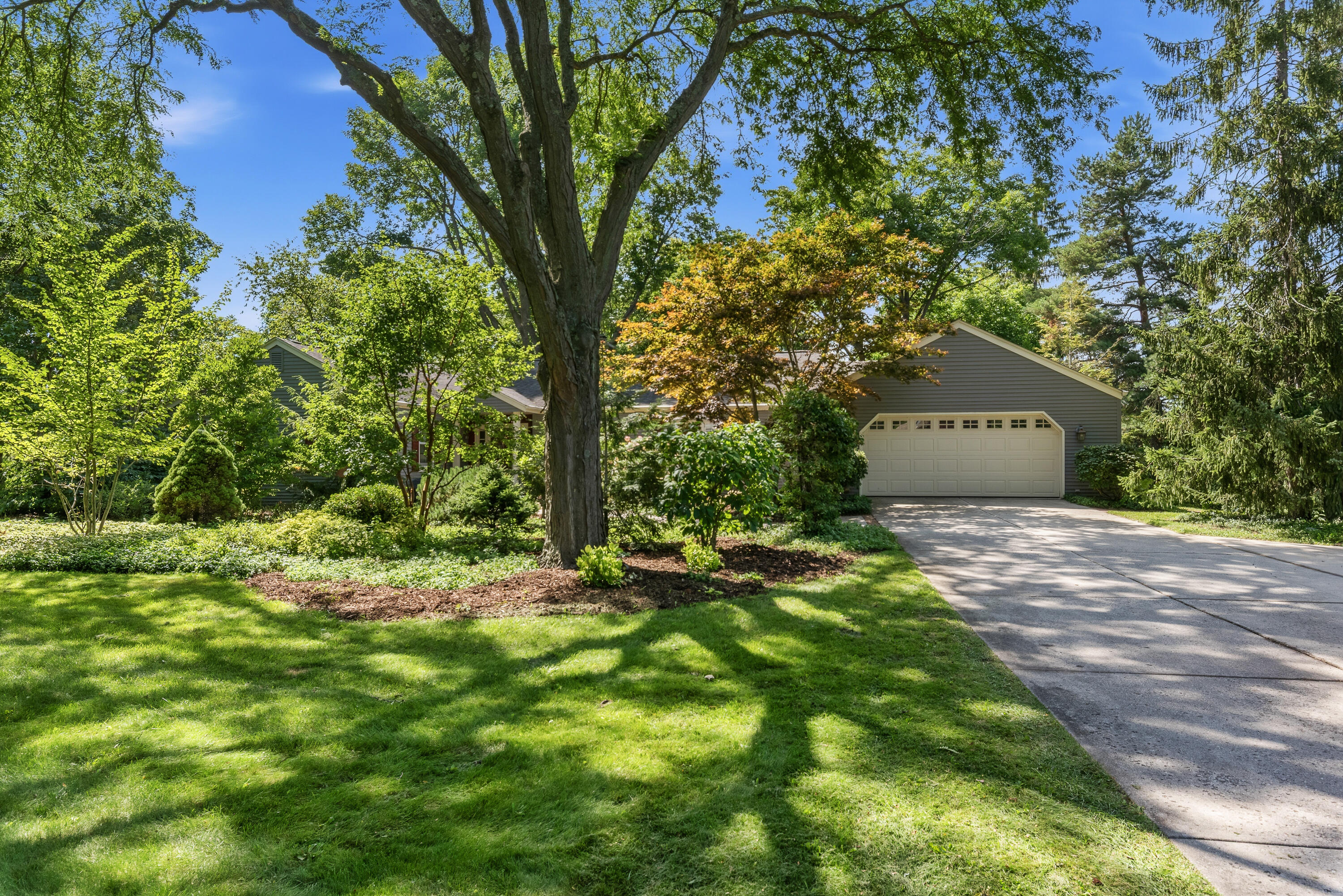 11453 Riverland Road Mequon, WI 53092 - Photo 29 of 30 Spacious Driveway