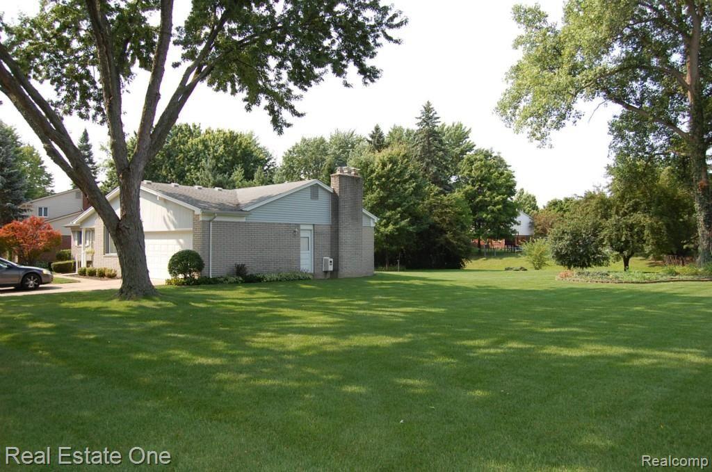 18741 Levan Road Livonia, MI 48152 - Photo 21 of 25 SIDE YARD