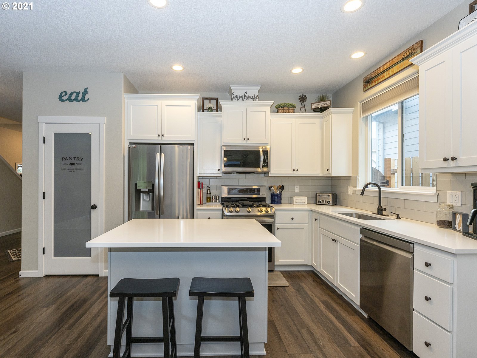 2813 Southeast Baker Avenue Gresham, OR 97080 - Photo 11 of 32 a kitchen with a sink a microwave and refrigerator