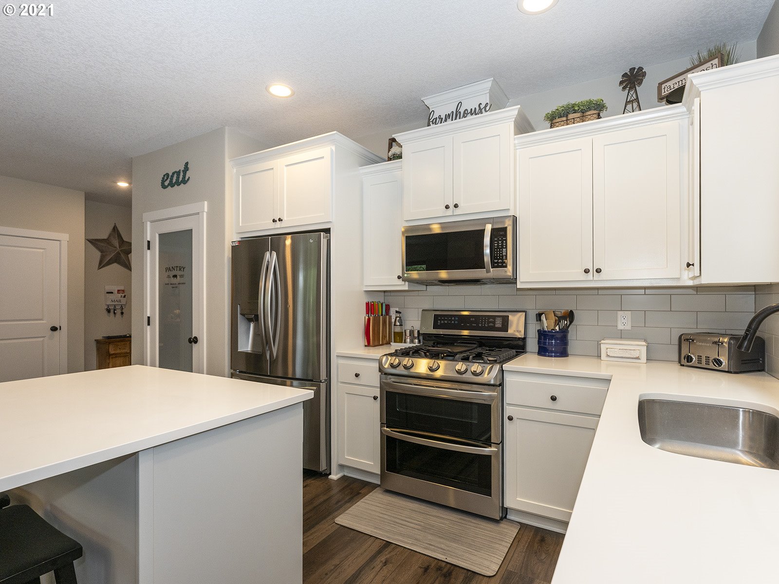 2813 Southeast Baker Avenue Gresham, OR 97080 - Photo 15 of 32 a kitchen with a sink a microwave a refrigerator and cabinets