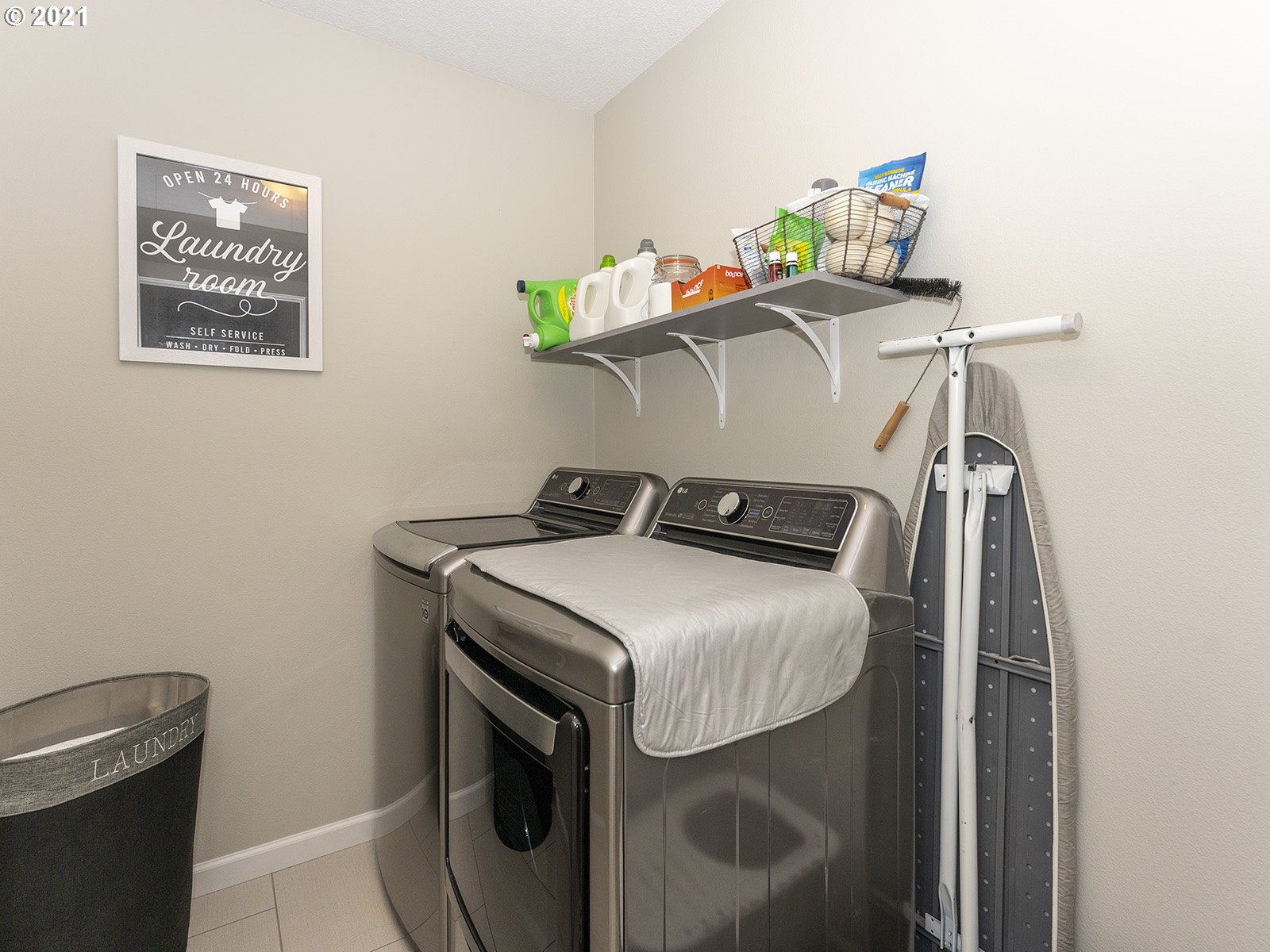 2813 Southeast Baker Avenue Gresham, OR 97080 - Photo 19 of 32 a utility room with dryer and washer