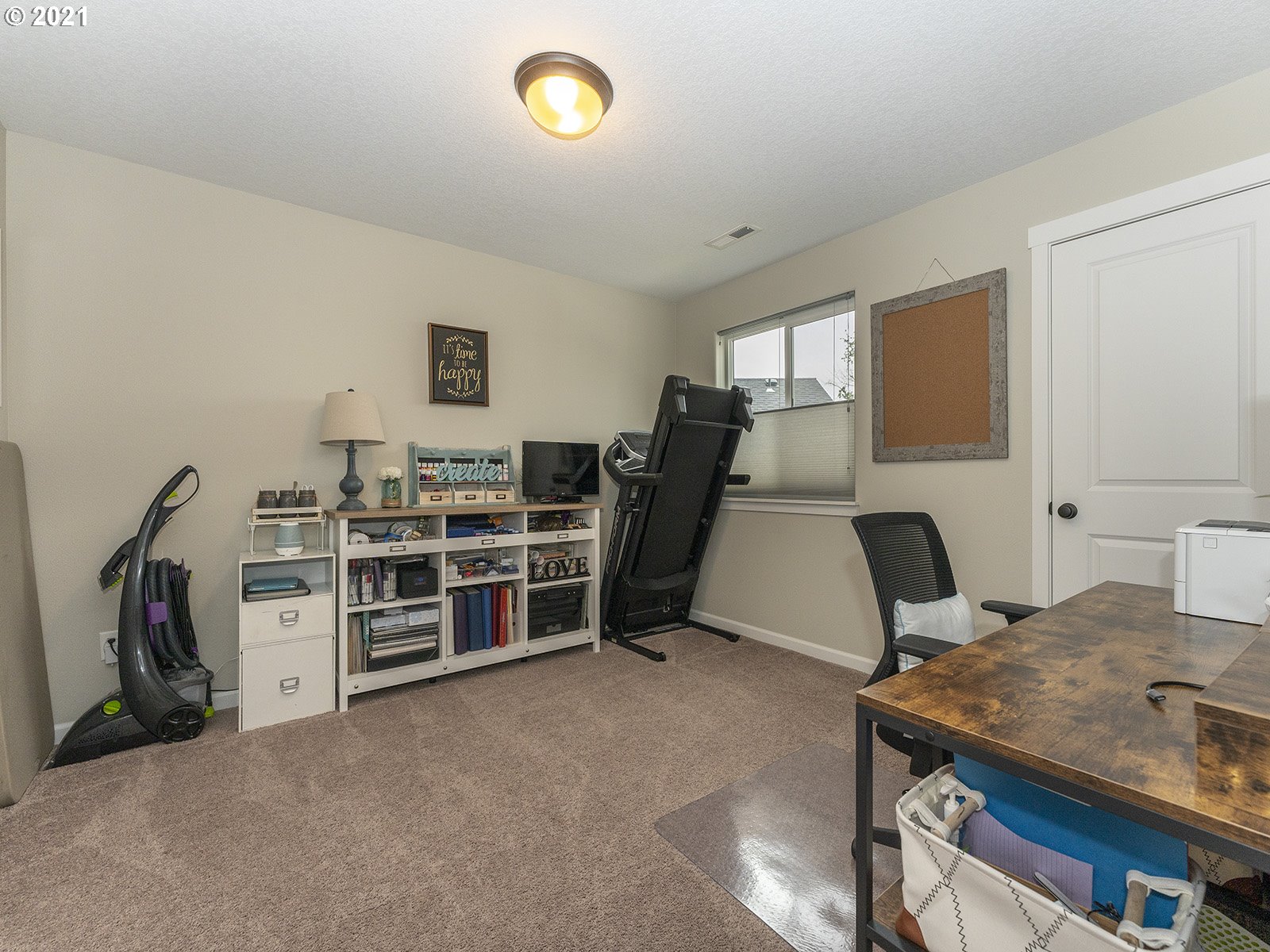 2813 Southeast Baker Avenue Gresham, OR 97080 - Photo 20 of 32 a view of a livingroom with furniture