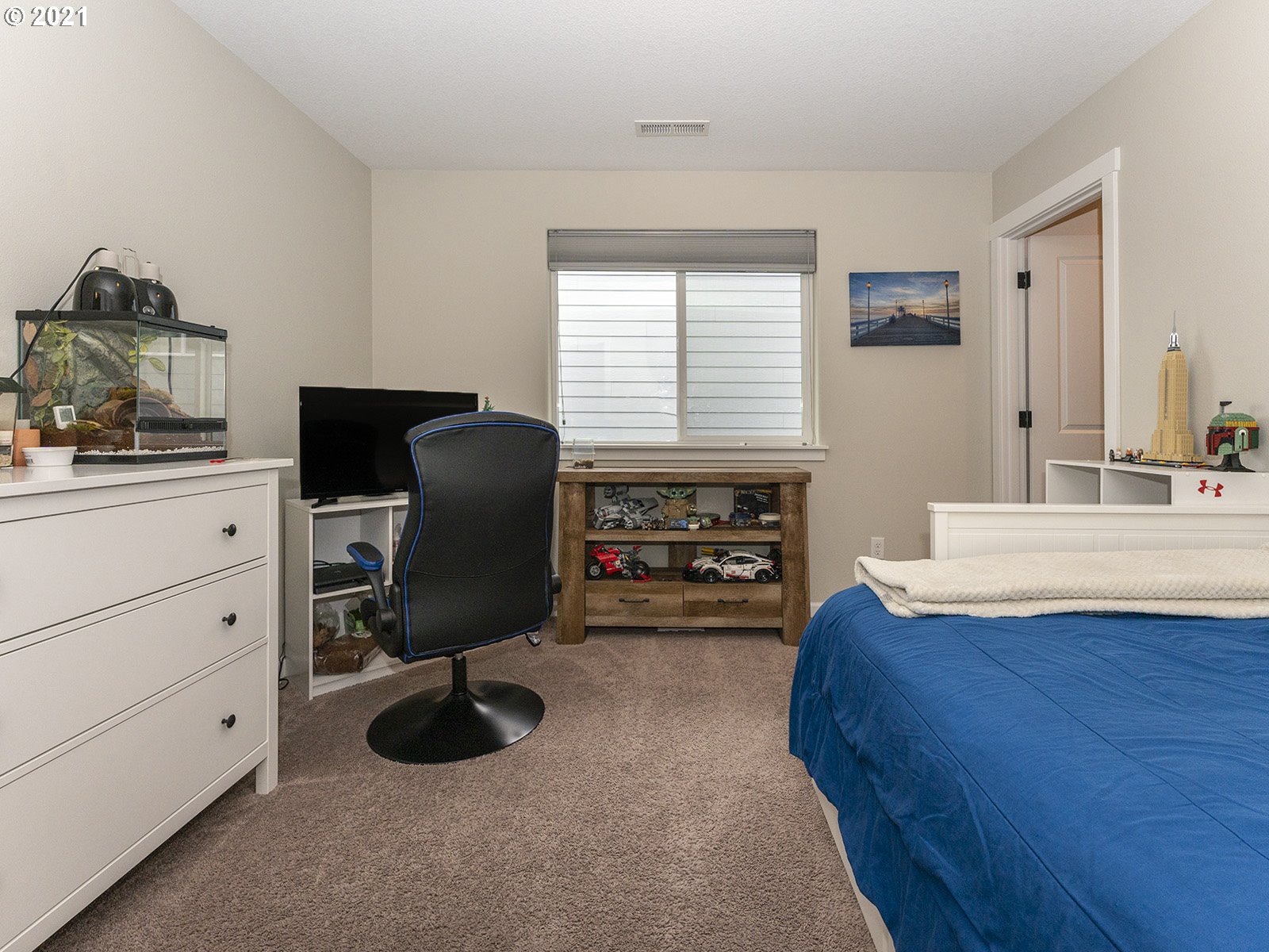 2813 Southeast Baker Avenue Gresham, OR 97080 - Photo 22 of 32 a living room with furniture and a chair