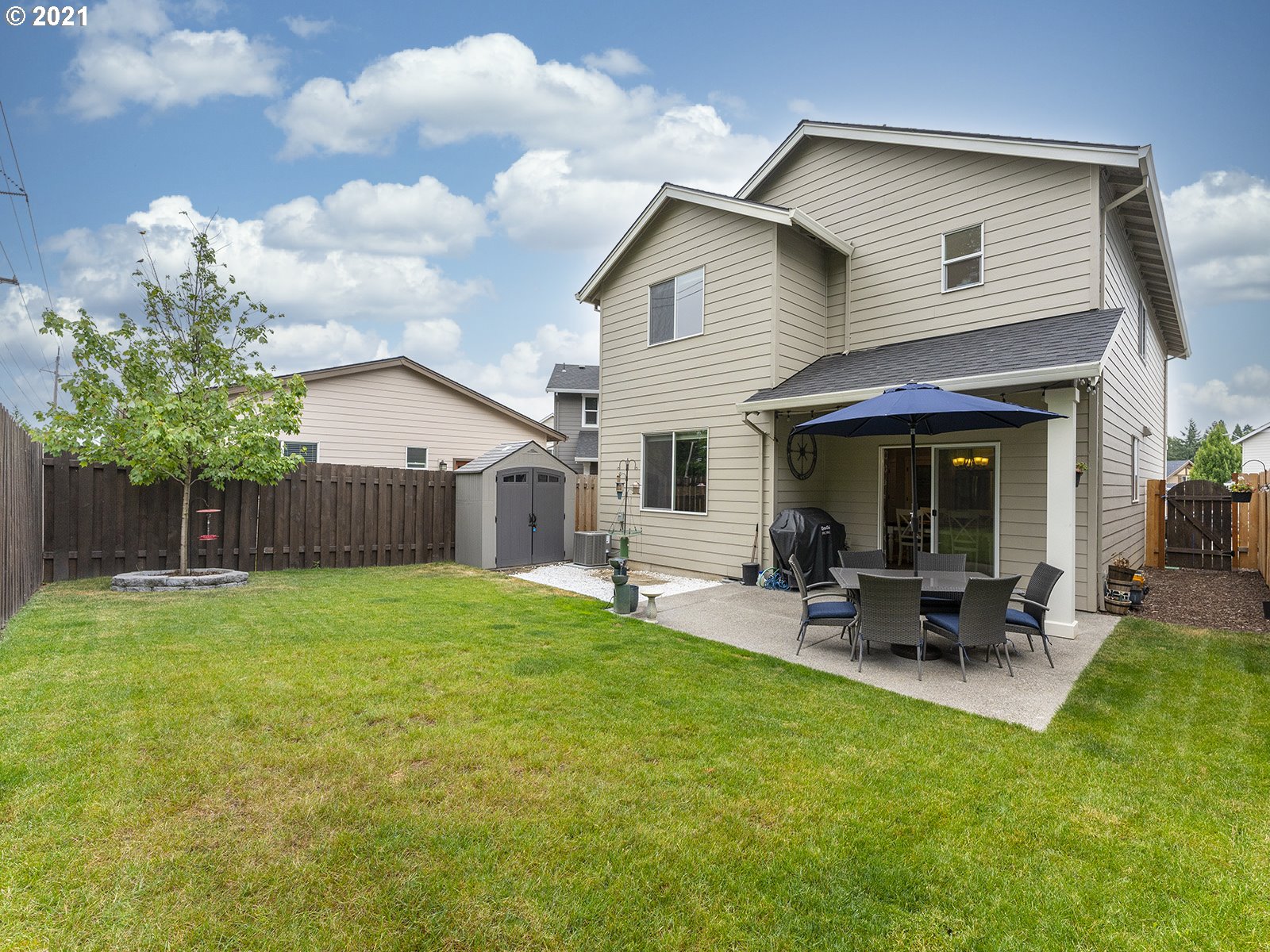 2813 Southeast Baker Avenue Gresham, OR 97080 - Photo 29 of 32 a backyard of a house with table and chairs