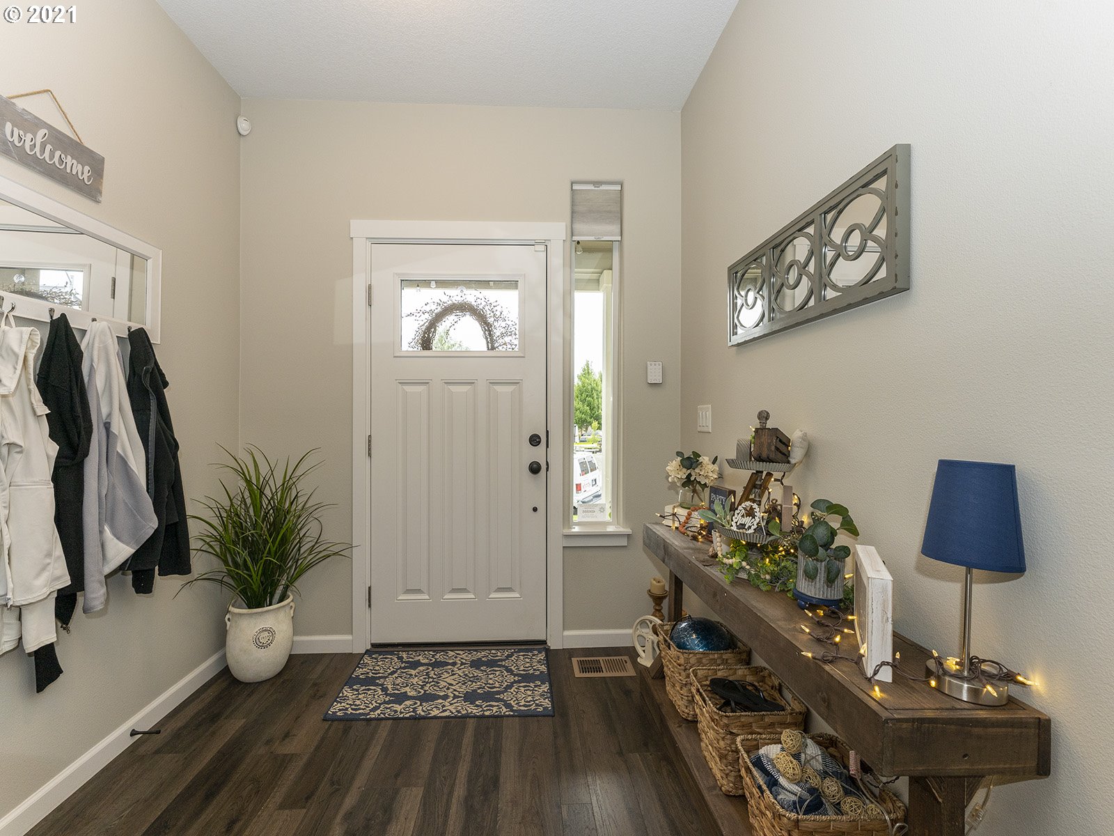 2813 Southeast Baker Avenue Gresham, OR 97080 - Photo 3 of 32 a living room with furniture and a potted plant