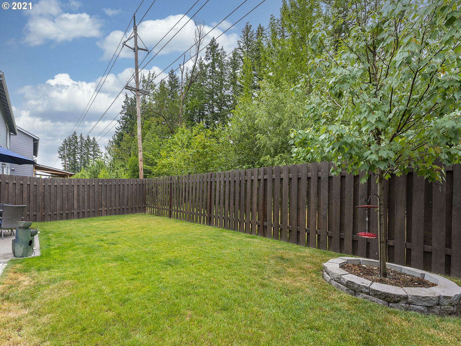2813 Southeast Baker Avenue Gresham, OR 97080 - Photo 31 of 32 a backyard of a house with table and chairs