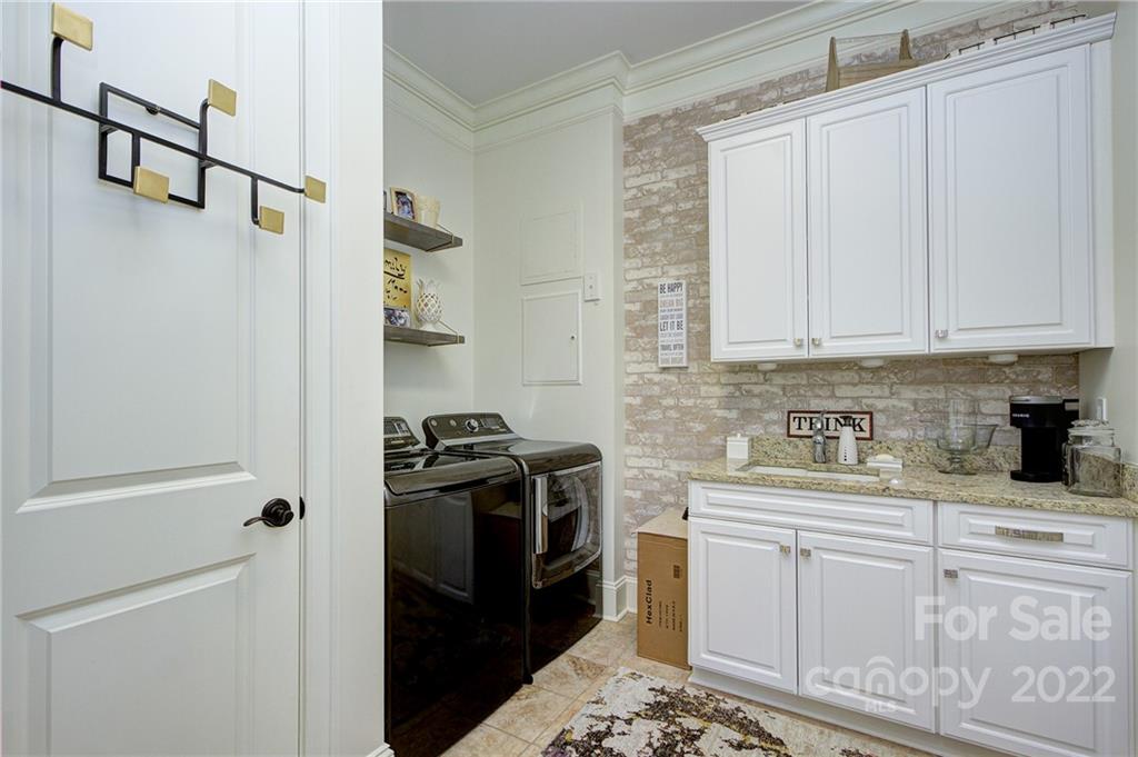 2823 Providence Road, Unit 254 Charlotte, NC 28211 - Photo 11 of 44 a kitchen with stainless steel appliances granite countertop a sink stove and refrigerator
