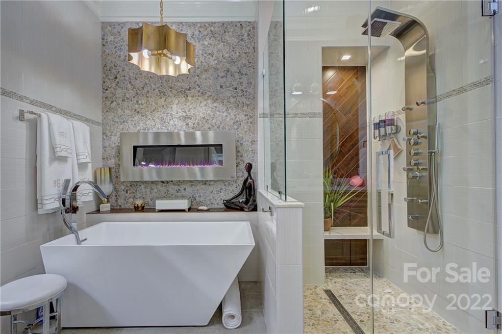 2823 Providence Road, Unit 254 Charlotte, NC 28211 - Photo 17 of 44 a bathroom with a sink a mirror and a bathtub