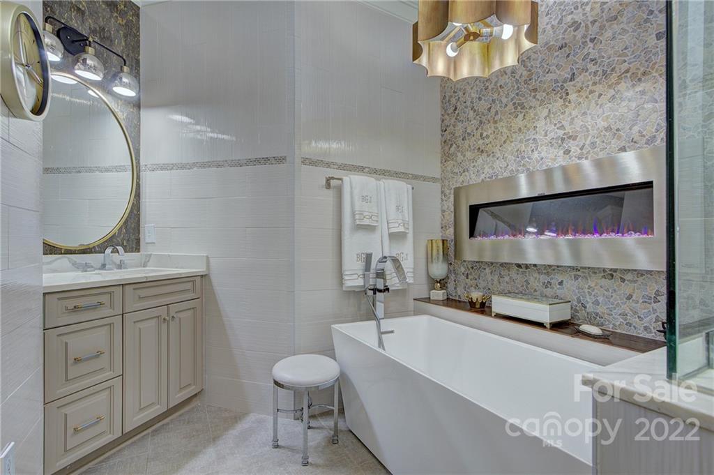 2823 Providence Road, Unit 254 Charlotte, NC 28211 - Photo 18 of 44 a bathroom with a sink a mirror and a bathtub