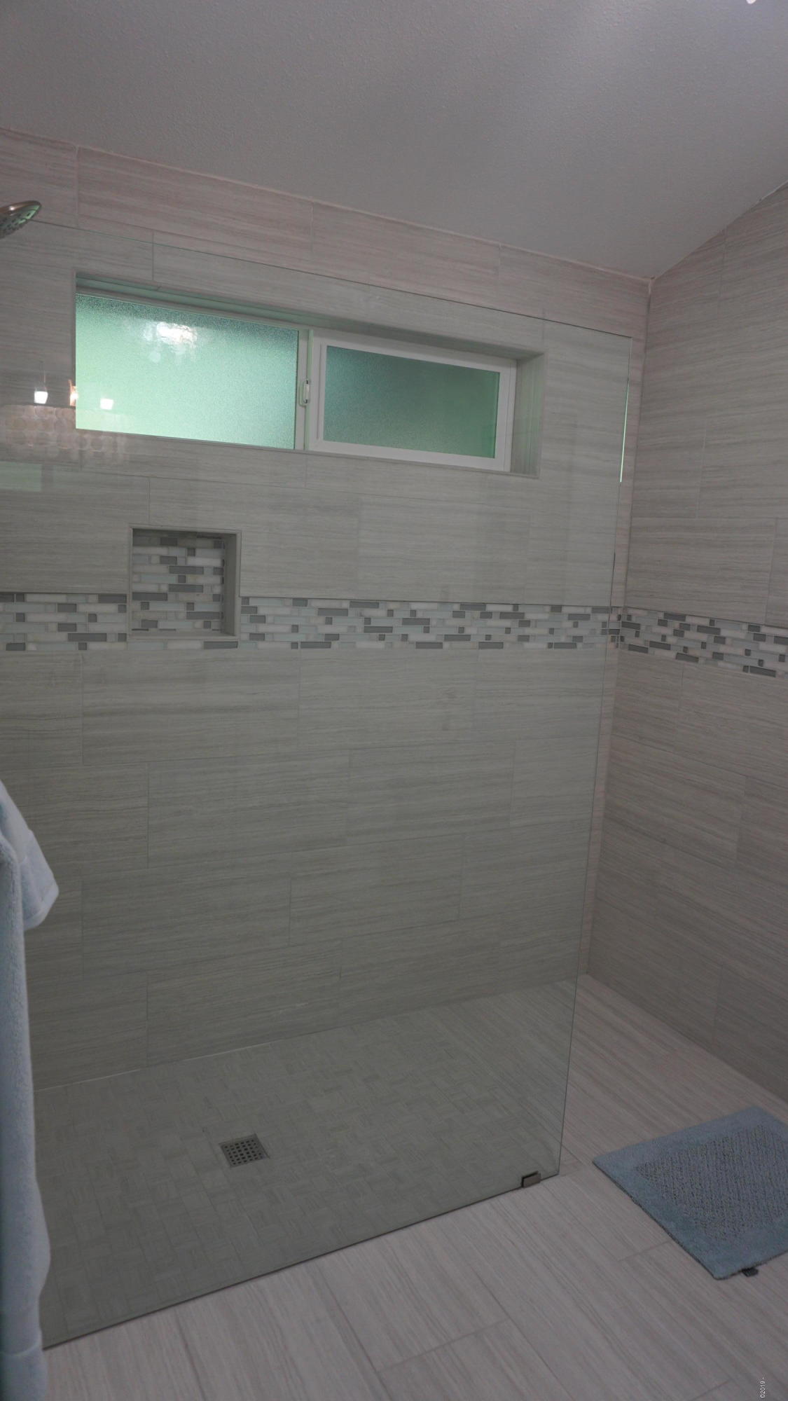 80 Reeves Circle Yachats, OR 97498 - Photo 19 of 30 Guest Bath