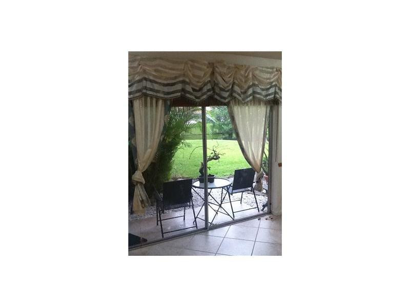 6403 Boca Circle, Unit 96 Boca Raton, FL 33433 - Photo 5 of 18 Living Room