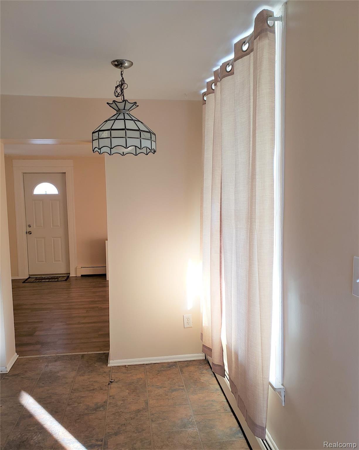 3501 Thomas Road Oxford, MI 48371 - Photo 11 of 26 Unit 1 showing eating area and antique light
