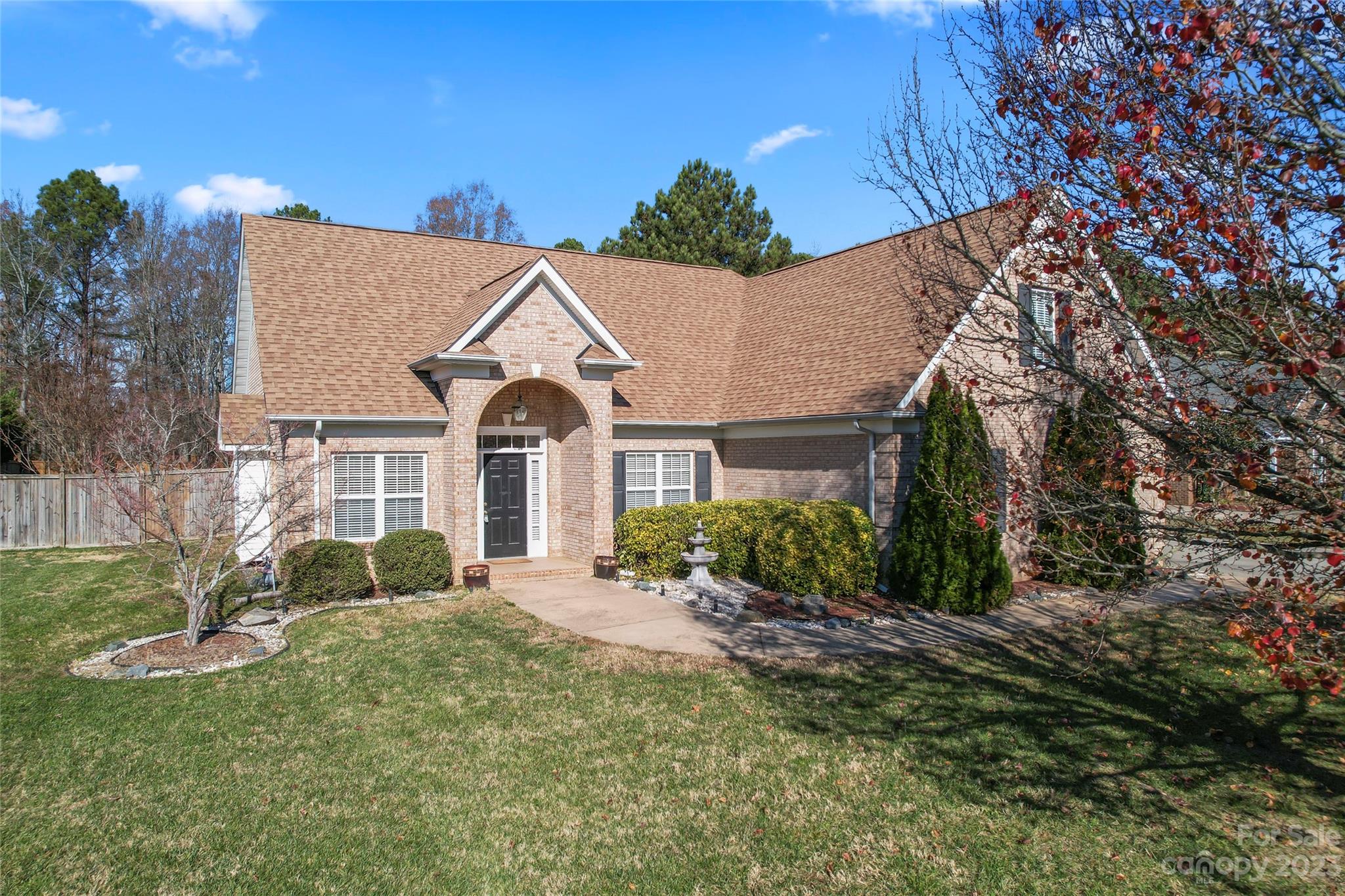 a view of a front of house with a yard