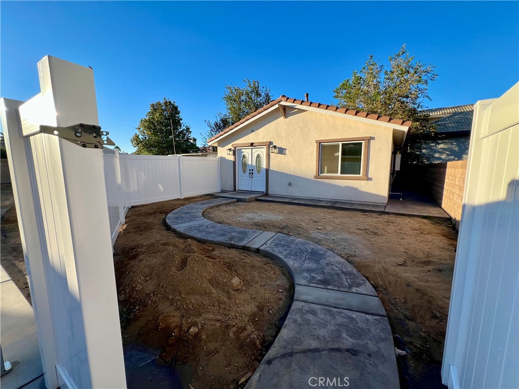1133 Geraldine Avenue East, Unit B Lancaster, CA 93535 - Photo 19 of 27 a view of a house with a tub and a yard