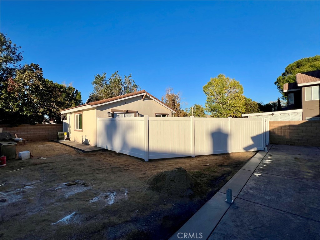 1133 Geraldine Avenue East, Unit B Lancaster, CA 93535 - Photo 25 of 27 a view of a small yard