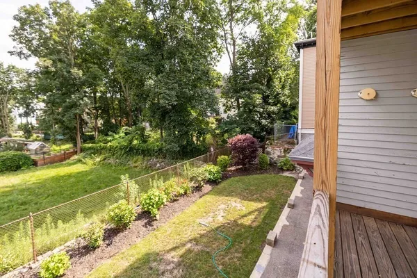 a view of a backyard