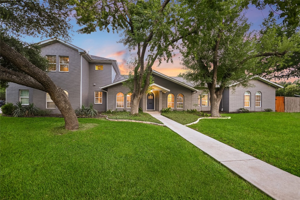a view of a yard in front of house