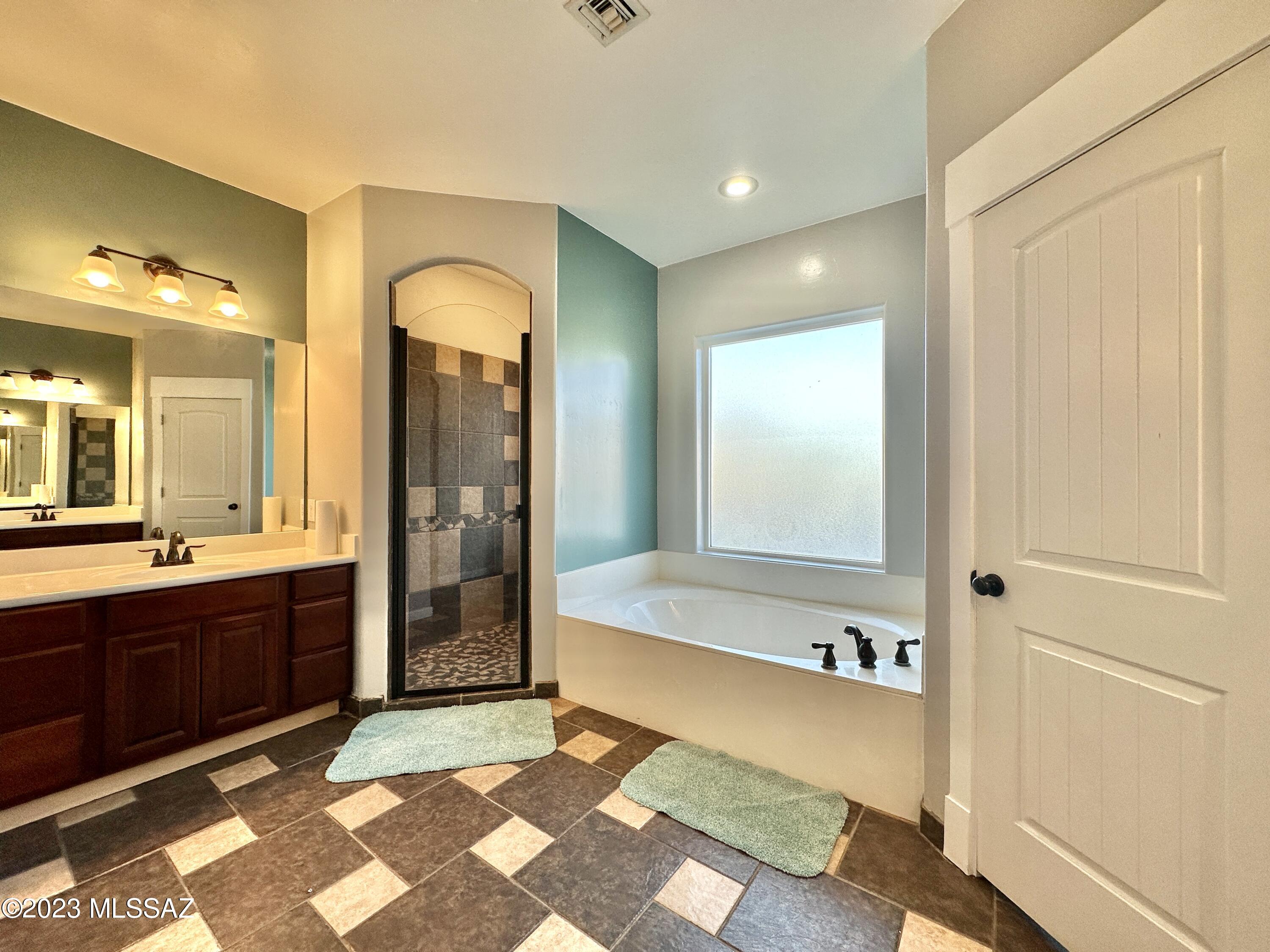 508 Eagle Meadow Loop Thatcher, AZ 85552 - Photo 16 of 32 a spacious bathroom with a tub sink and mirror