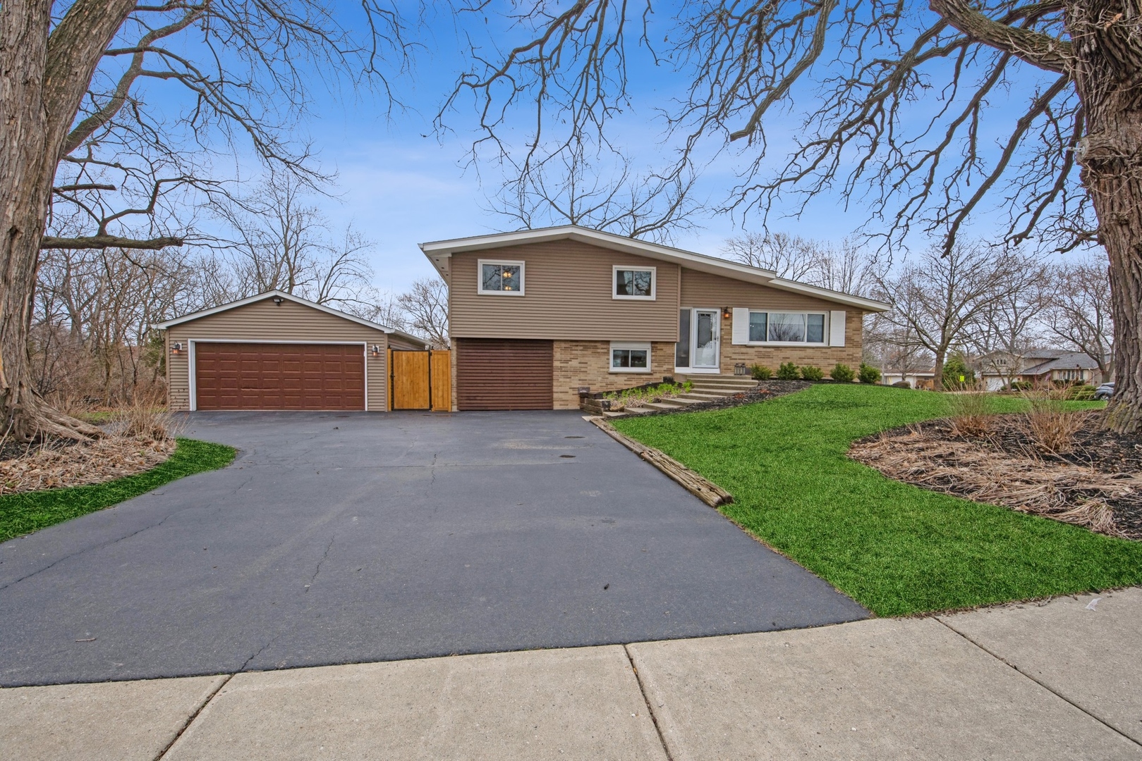 903 North Midlothian Road Mundelein, IL 60060 - Photo 3 of 27 Gallery Image 3