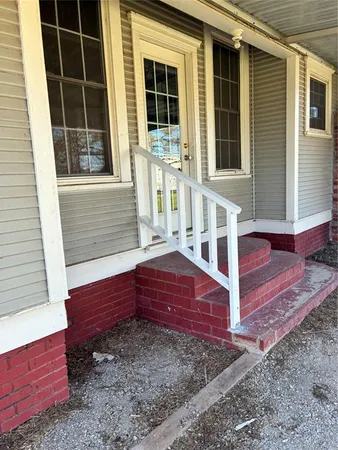 a view of a house with backyard