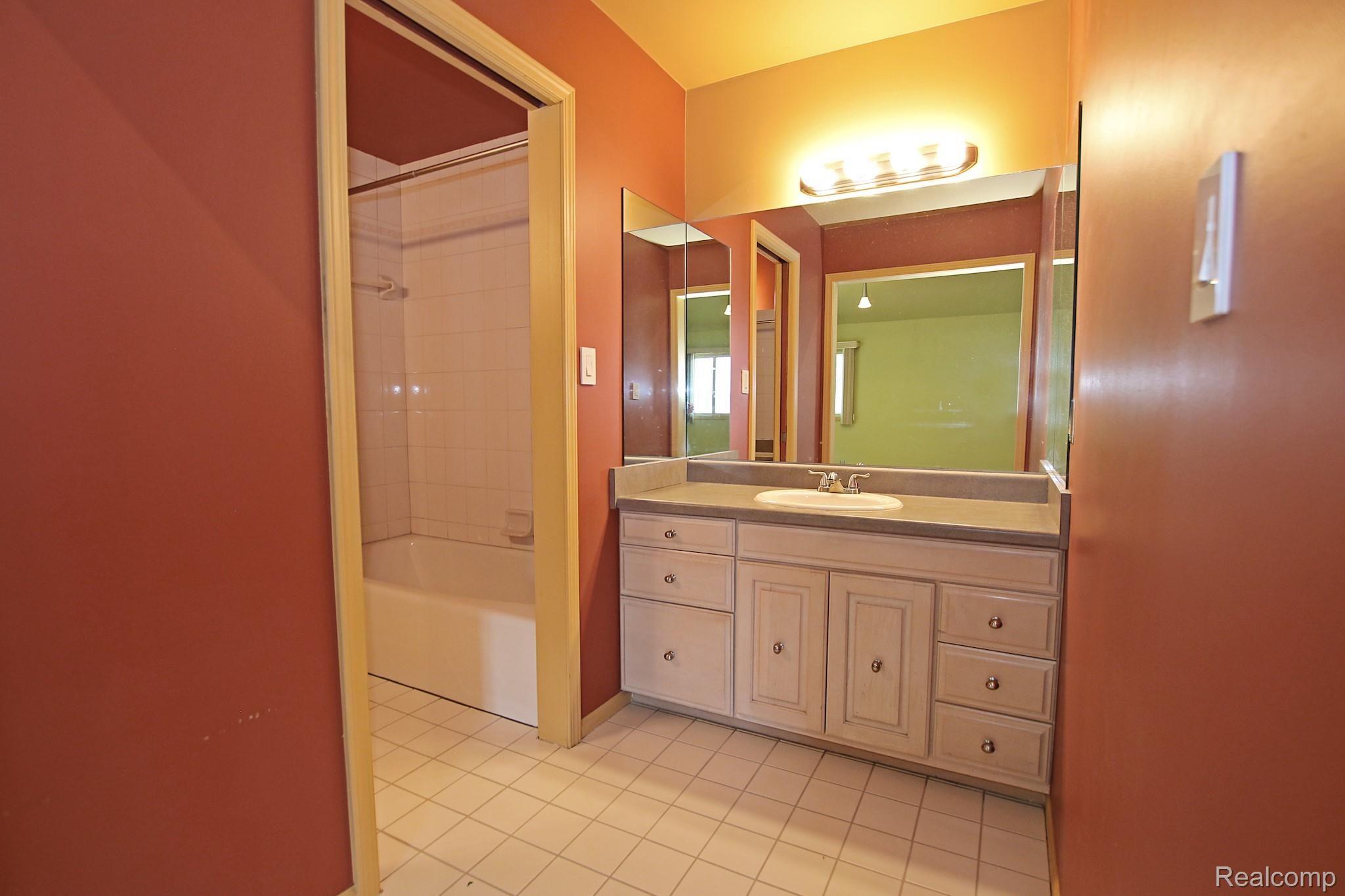 1845 Crestline Street Rochester, MI 48307 - Photo 34 of 58 34) Master Suite Bathroom.jpg