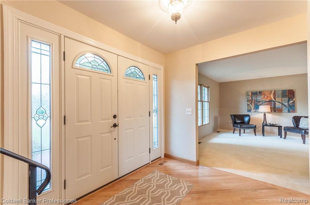 816 Dahlia Lane Rochester, MI 48307 - Photo 3 of 32 Spacious entryway