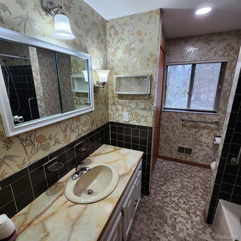 28705 Inkster Road Farmington Hills, MI 48334 - Photo 10 of 24