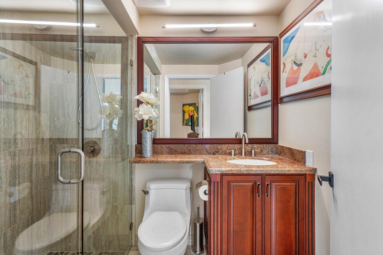 17468 Vía Capri Boca Raton, FL 33496 - Photo 19 of 43 2nd Bathroom