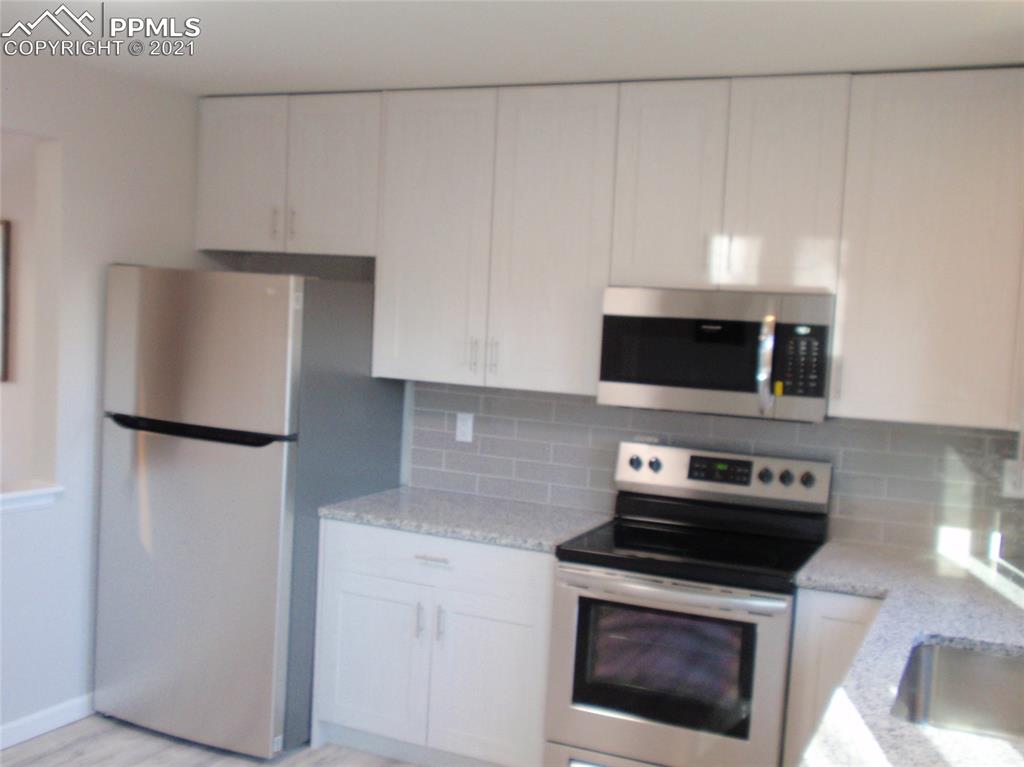 733 Alexander Road, Unit B Colorado Springs, CO 80909 - Photo 3 of 20