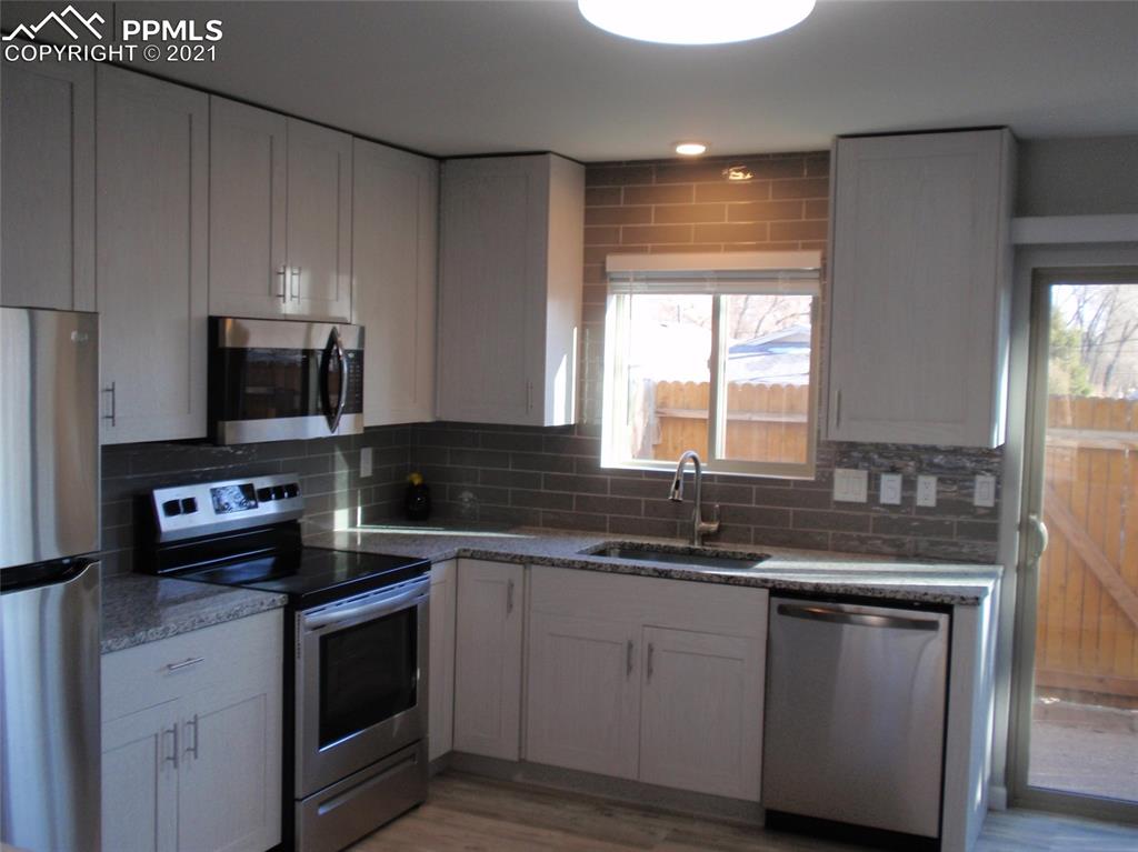 733 Alexander Road, Unit B Colorado Springs, CO 80909 - Photo 4 of 20