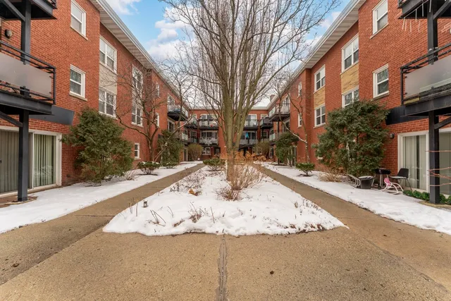 $1,995 | 6417 North Damen Avenue, Unit 3W, Chicago, IL 60645