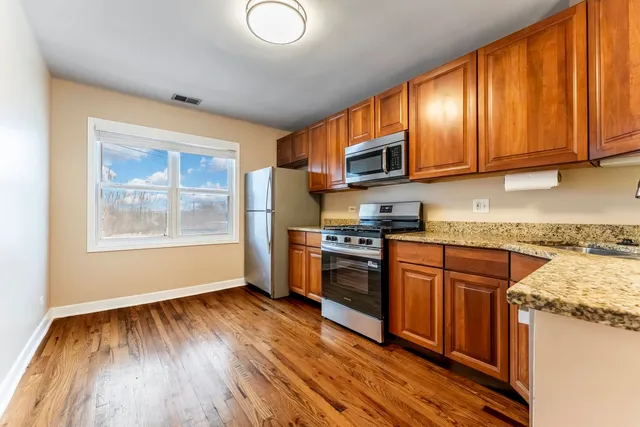 $1,995 | 6417 North Damen Avenue, Unit 3W, Chicago, IL 60645