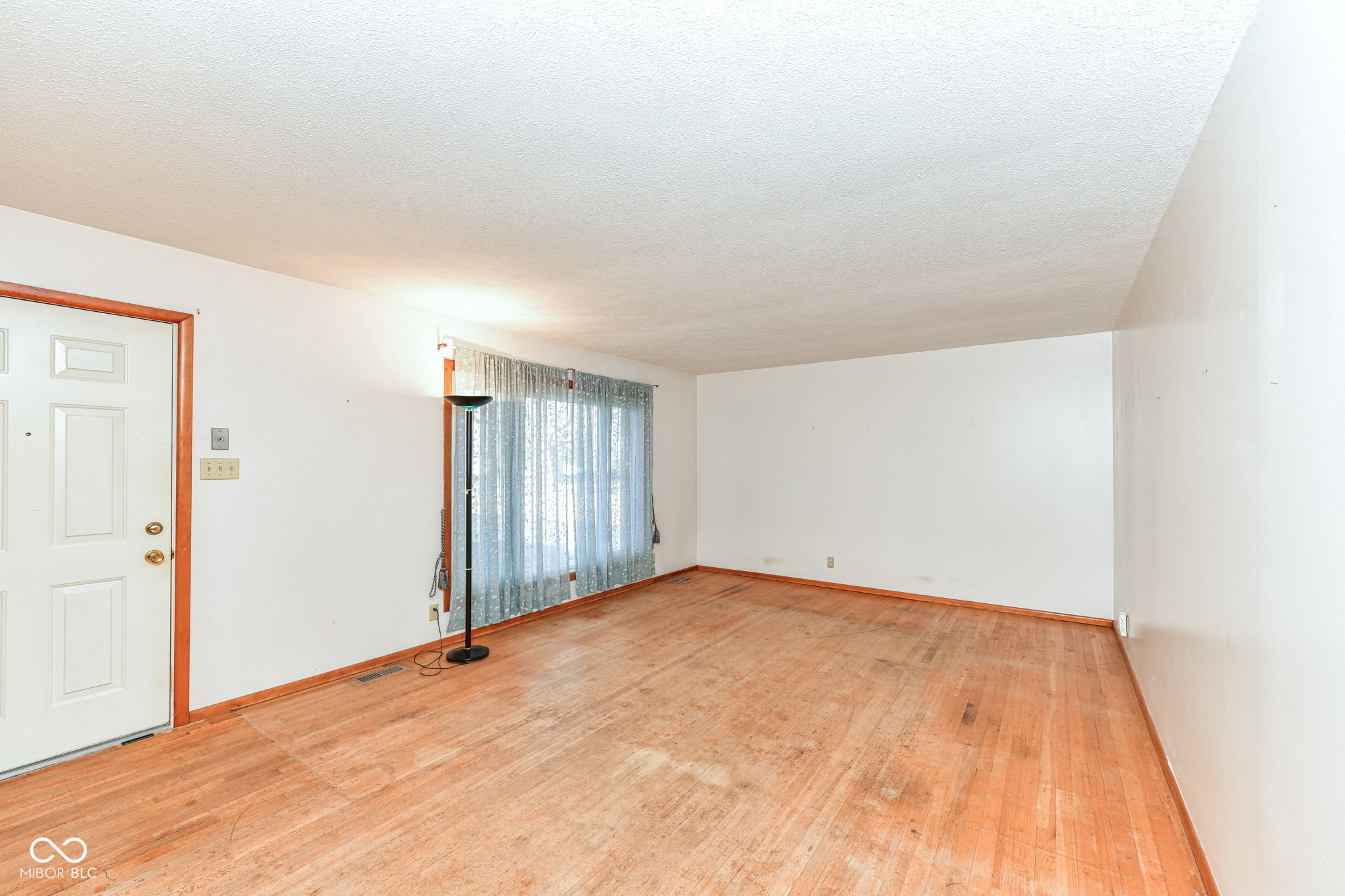 4205 Solun Road Indianapolis, IN 46221 - Photo 2 of 30