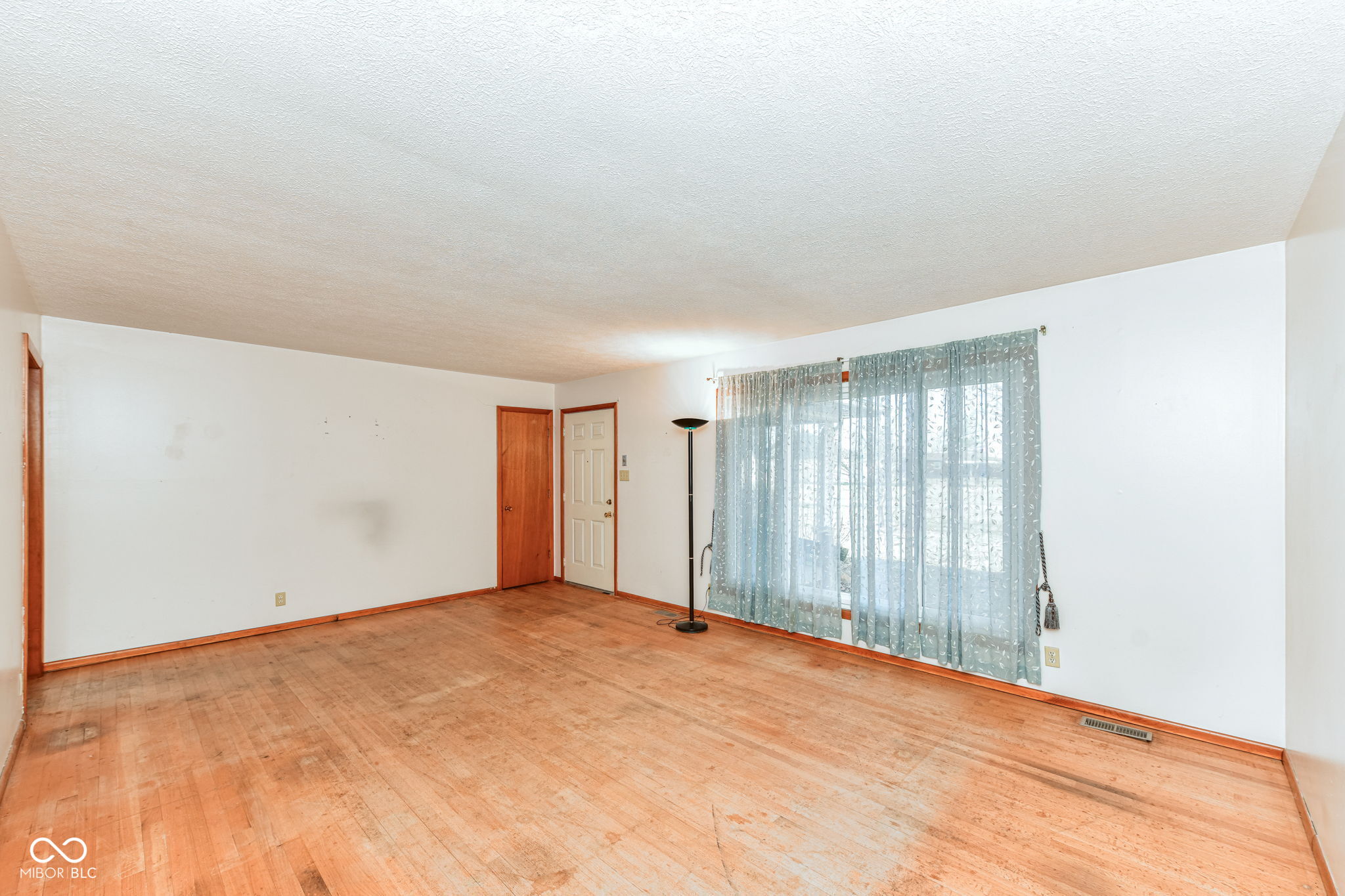 4205 Solun Road Indianapolis, IN 46221 - Photo 3 of 30