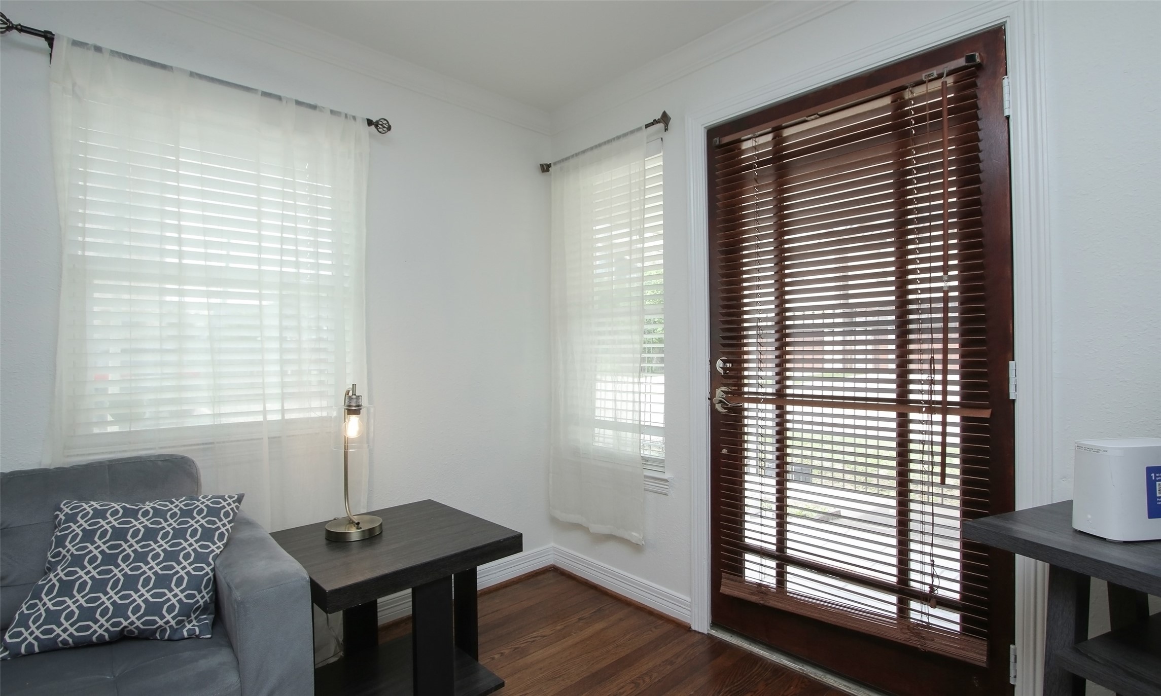 4331 Marina Street, Unit B Houston, TX 77007 - Photo 26 of 37 a room that has a window and a table in it