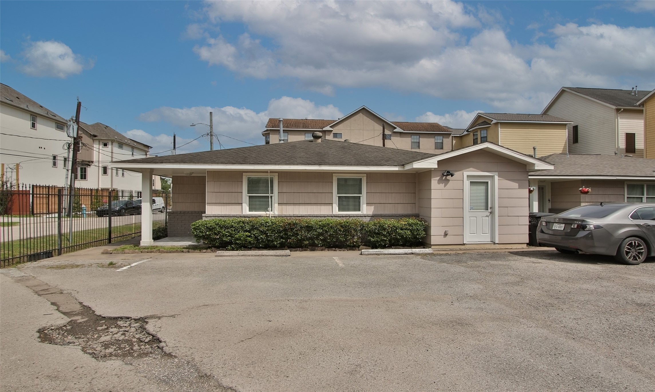 4331 Marina Street, Unit B Houston, TX 77007 - Photo 33 of 37 a view of a house with a patio and a yard