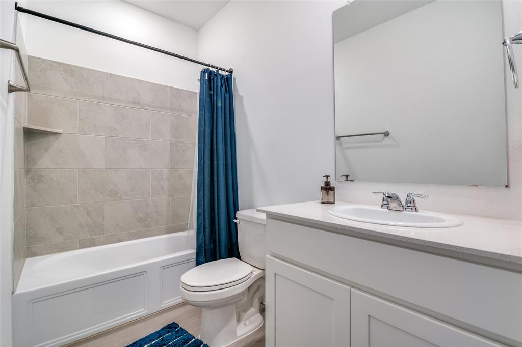 4016 Daisy Holw Loop Mesquite, TX 75181 - Photo 16 of 32 a bathroom with a toilet a sink and a bathtub