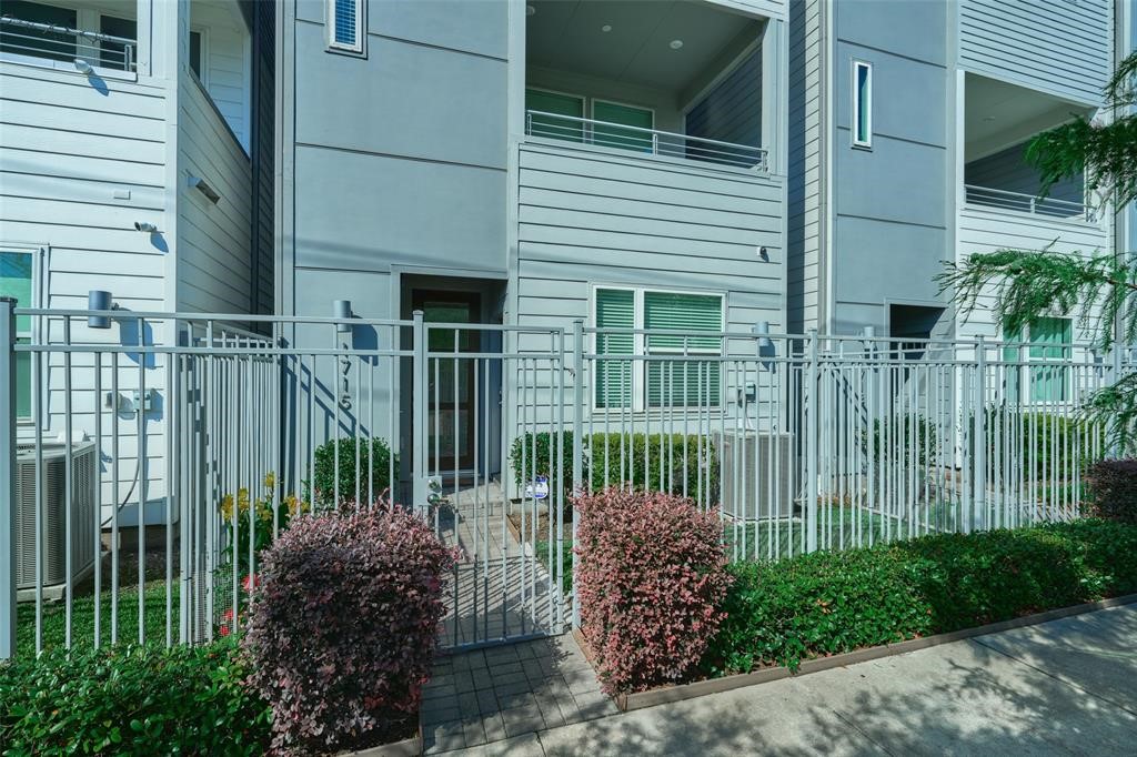 1715 Eado Point Lane Houston, TX 77003 - Photo 2 of 30