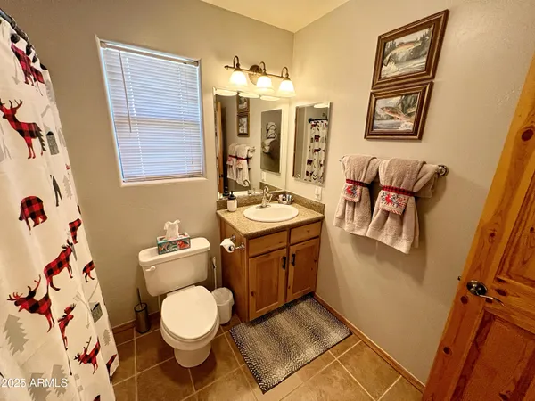 a picture of a book shelf