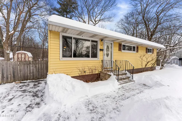 $309,500 | 7 Bridle Path, Colonie, NY 12205