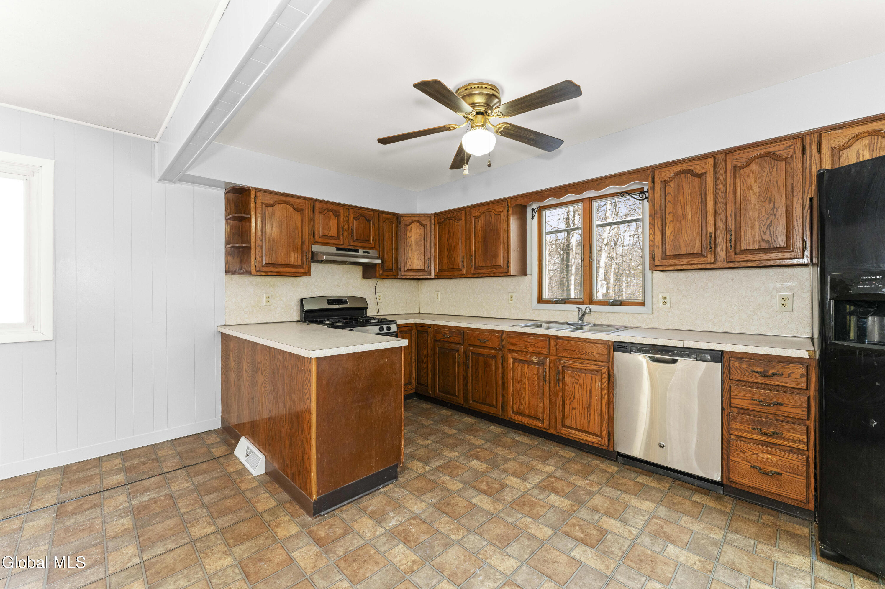 7 Bridle Path Colonie, NY 12205 - Photo 11 of 27 3 Kitchen 1