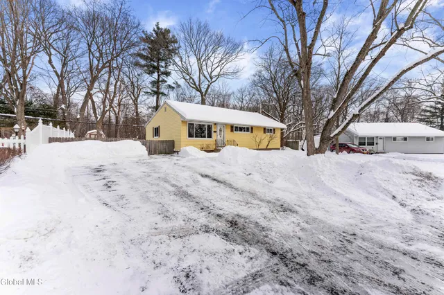 $309,500 | 7 Bridle Path, Colonie, NY 12205